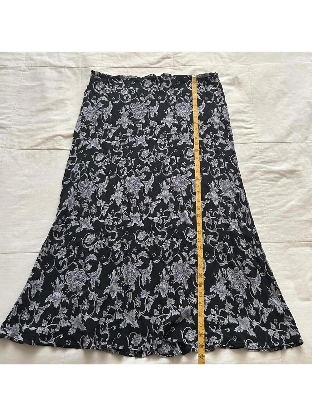 Black & purple floral textured silk midi skirt with zipper closure - Picture 7 of 7